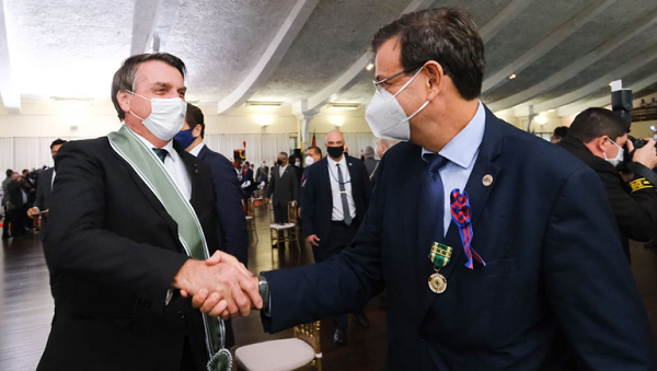Ministro do Turismo recebe honraria do Exército Brasileiro