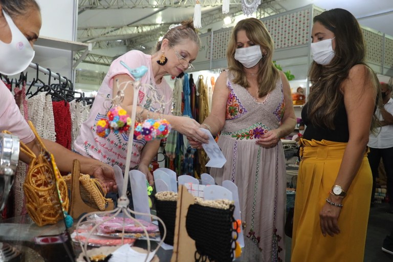 Primeira-dama do Estado visita Salão do Artesanato em Campina e comemora volume de vendas